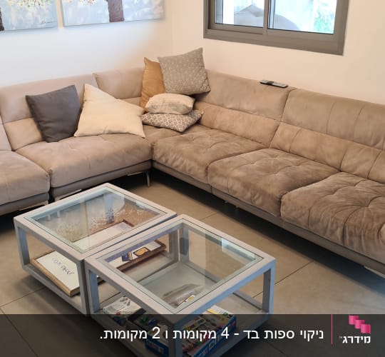 ספות פינתיות עם כריות בסלון מואר